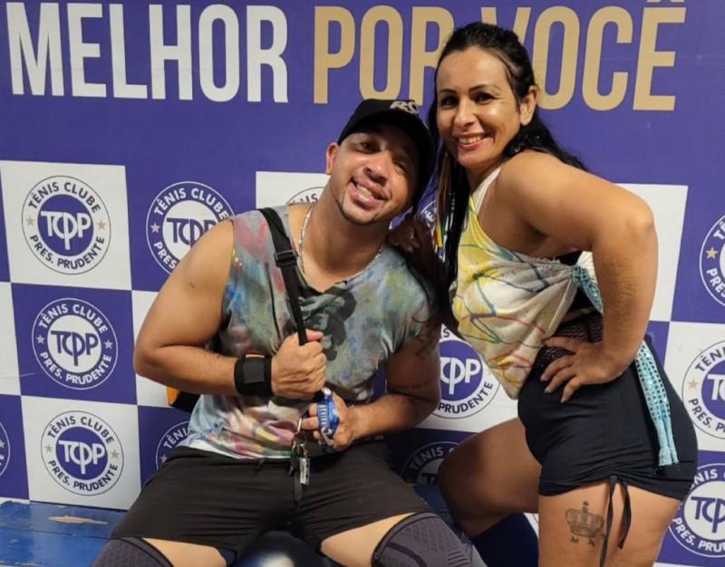 Fernando e a esposa Patrícia, que atua como auxiliar em suas aulas para que as alunas se sintam à vontade