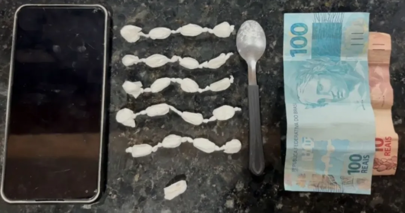 Droga, celular e dinheiro foram encontrados em uma casa na Rua Rio Branco