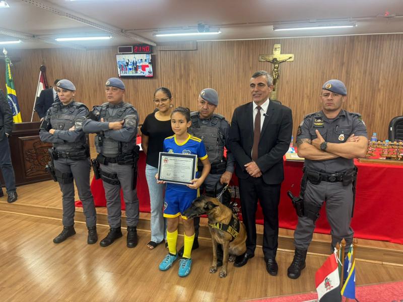 Cabo Vesco com sua família, capitão Ramos, subtenente Junior e vereador Mauro Neves