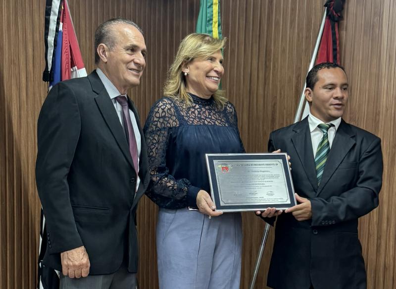 Dra. Maria Helena entre seu marido, Dr. Marcio Lemos, e o vereador Edu da Padaria