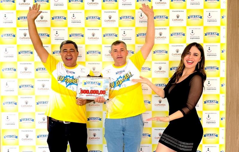 Tati Piovanni, a repórter CiaAap, entregou a premiação para Márcio Hernandes, motorista canavieiro de Guararapes, e Adriano Leite Costa, operador de empilhadeira, de Inúbia Paulista