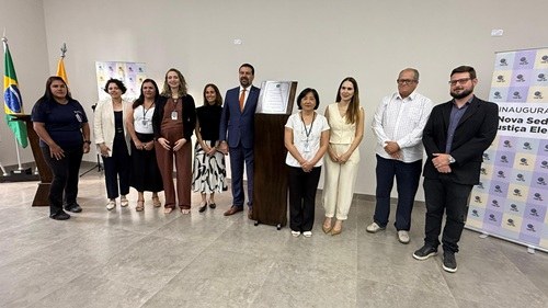 Diversas autoridades comparecem à cerimônia de inauguração, na terça-feira