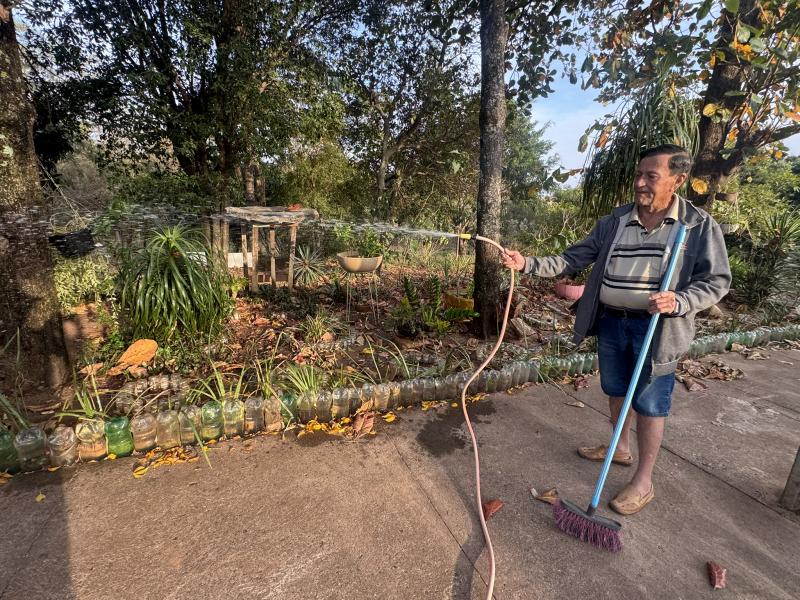 Pescador profissional aposentado e atualmente segurança noturno, Rubens Sobral, de 75 anos, passa 2 horas diariamente, cuidando do jardim que ele criou, no quarteirão em frente sua casa
