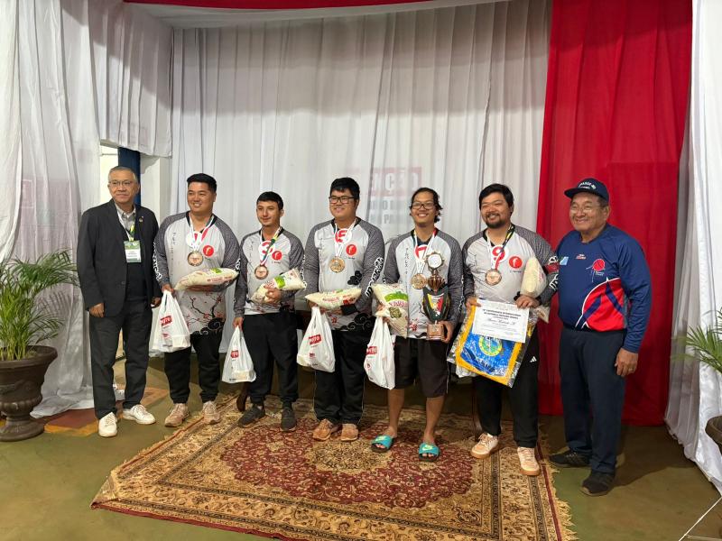 Equipe de Gueitebol de Machado que ficou em 3º lugar, recebe a premiação do prefeito da cidade de Memuro Hokkaido, no Japão