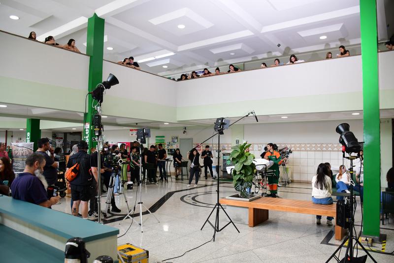 Gravações foram realizadas em frente ao bloco B3 e no hall de entrada.