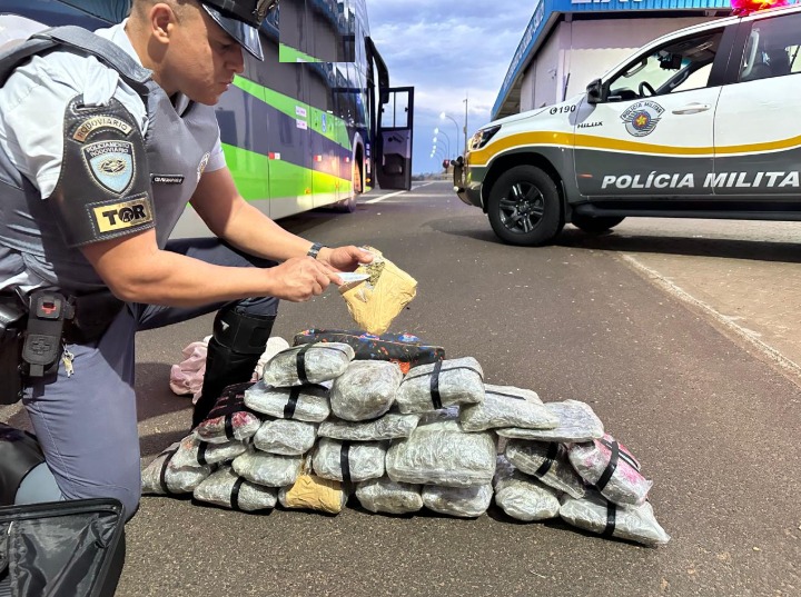 Policiais rodoviários localizaram 13,3 quilos de droga em mala e mochila de homem de 26 anos