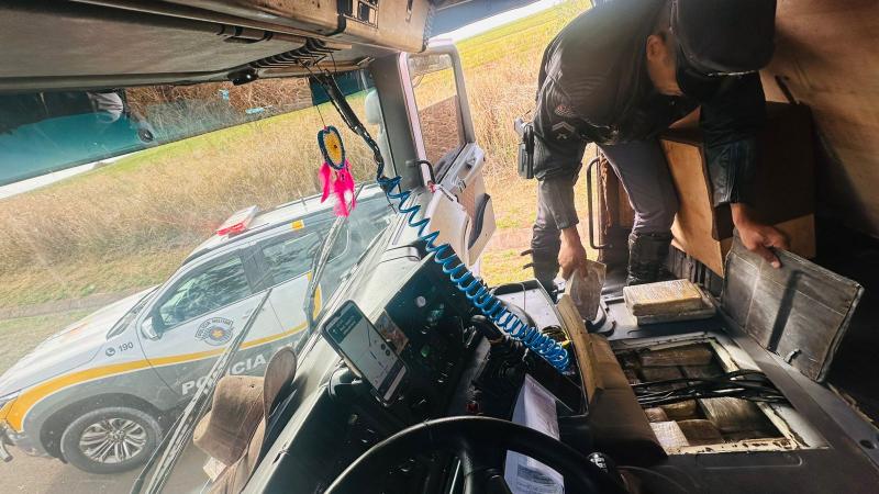 Droga foi localizada por patrulheiros em fundo falso dentro da cabine de carreta