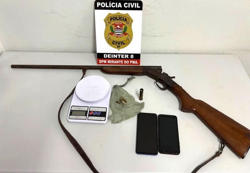 Na casa do envolvido foram apreendidas espingarda, balança de precisão, além de maconha