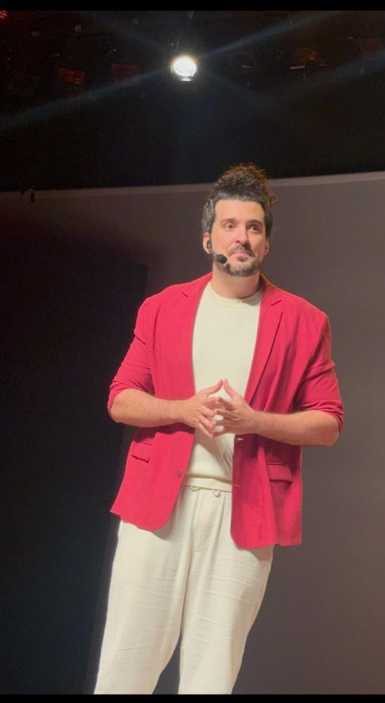PEDRO SALOMÃO, POETA, ESCRITOR E CANTOR , NO PALCO DO TEDXUNOESTE