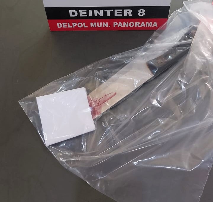 Policiais civis apreenderam faca com resquícios de substância avermelhada que simulava sangue
