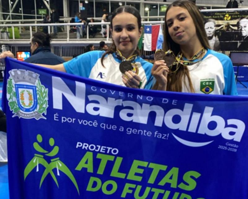 Caratecas exibem a bandeira do projeto, do qual fazem parte: “Atletas do Futuro”