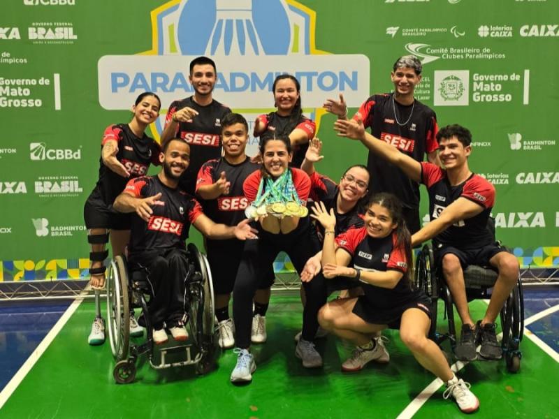 Técnica Mayara (ao centro) posa com as medalhas conquistadas pelos seus atletas