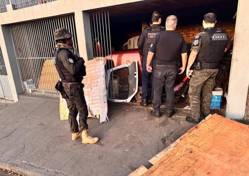 Policiais civis localizaram sucatas de veículos expostas na via pública, calçadas e espaço de lazer