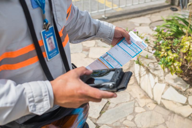 Entre funções, estão leitura de medidores de energia e entrega de faturas