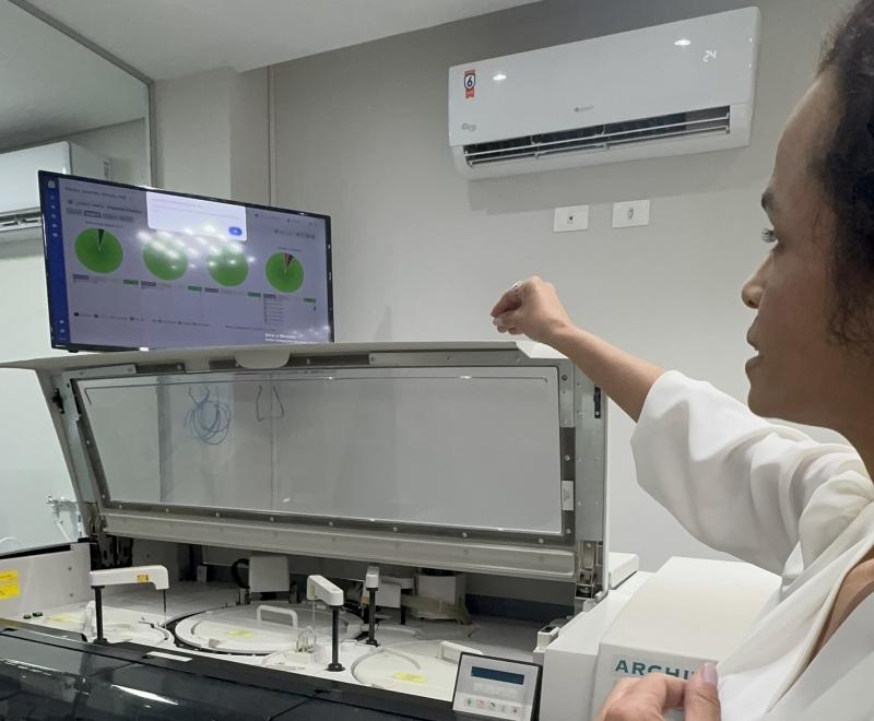 Fabiana Vieira Alves, biomédica e supervisora técnica do núcleo operacional dos Laboratórios Mastellini