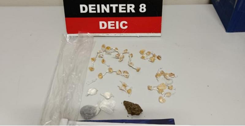 Em local de movimentação suspeita, agentes surpreenderam jovem com diversas porções de drogas