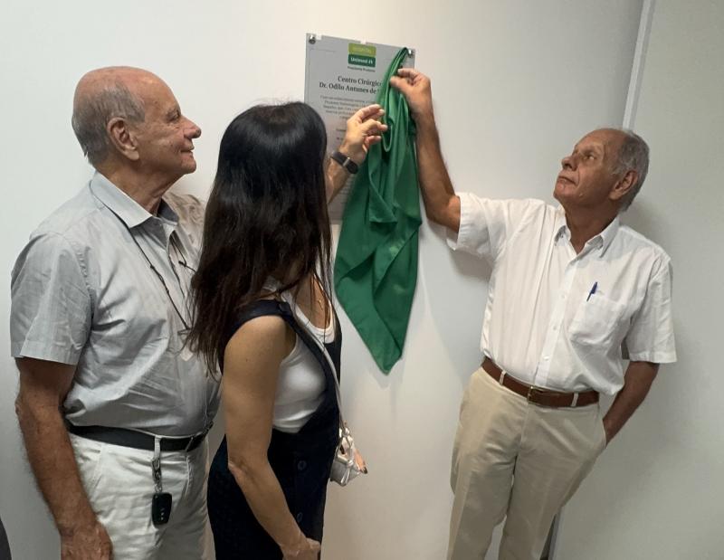 Irmãos Luiz Augusto e Luiz Eduardo Tenório de Siqueira descerraram a placa em homenagem ao pai, Dr. Odilo