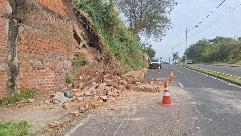 Imóvel foi atingido por colapso estrutural em um muro, fato acompanhado de deslizamento de terra