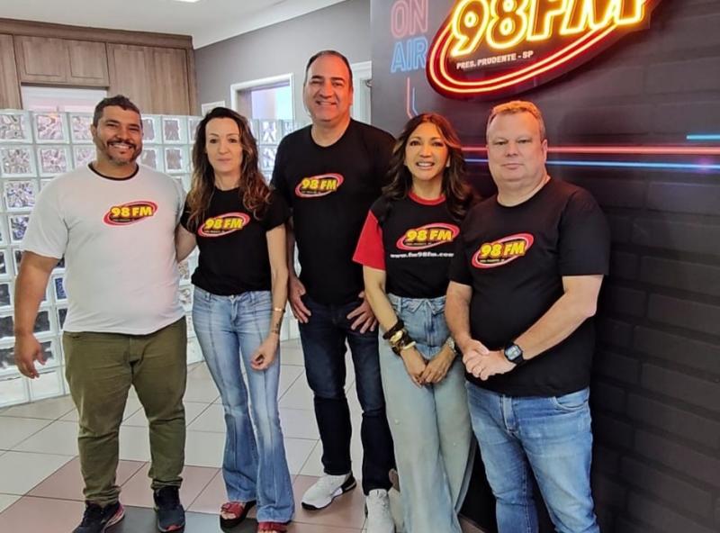 Equipe da 98 FM: Fernando Barros, Ivone Botti, Luciano Reis, Regininha e Neto
