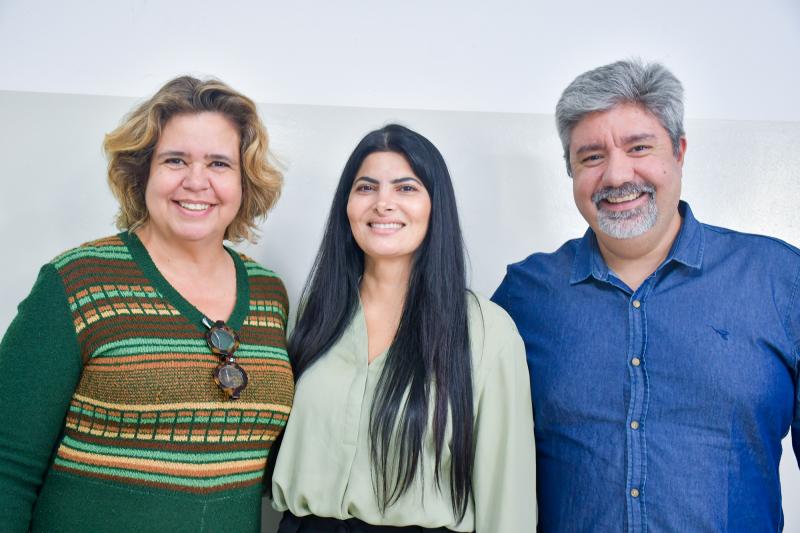 Mayara, autora do estudo, entre avaliadora Raquel Rosan Christino Gitahy e orientador Felipe Viegas Rodrigues
