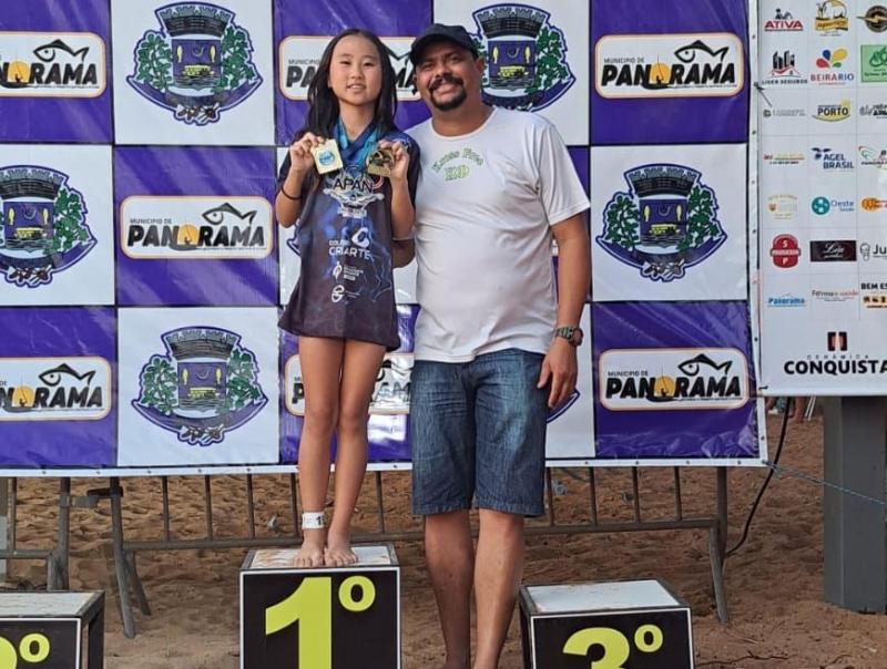 Com apenas 9 anos, Lívia Yukari Sassaki atravessou pela 1ª vez o Rio Paraná, com o tempo de 46:40, e ficou em 5° lugar na categoria mirim