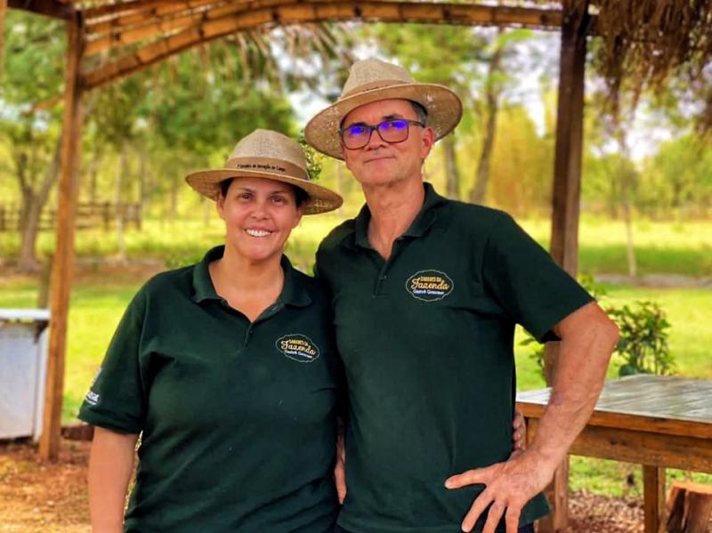 Ana Júlia e Valmir Barbosa recebem os convidados para o Café Colonial na fazenda