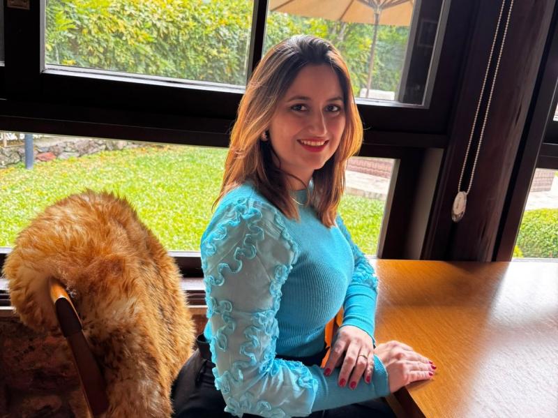 A sommelier, Juliana Dias,
