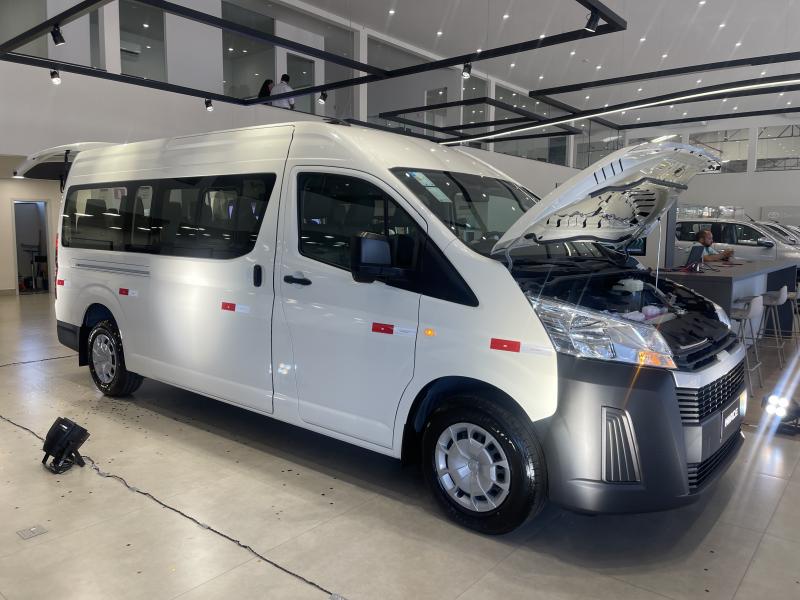 Van vem importada da Argentina com valor competitivo, motor da Hilux, tração traseira, câmbio automático e garantia de até 10 anos