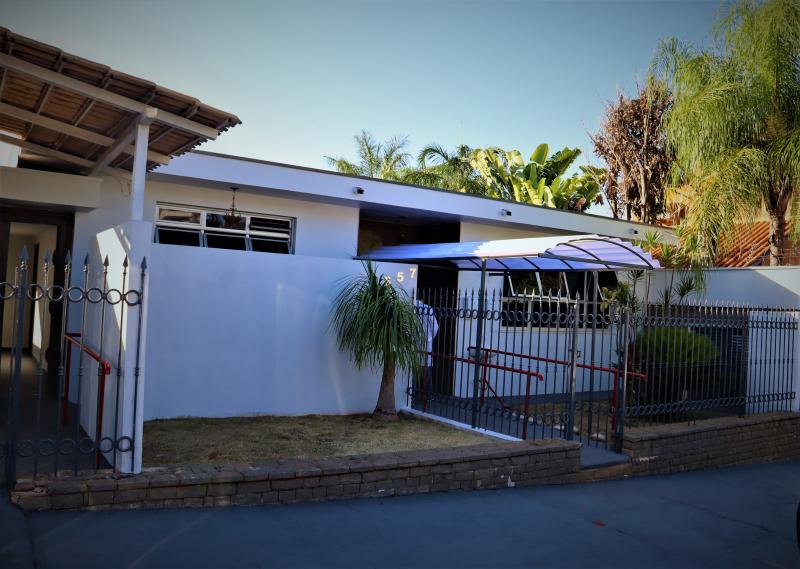 Casa fica na Rua Reverendo Coriolano, no Jardim Aviação