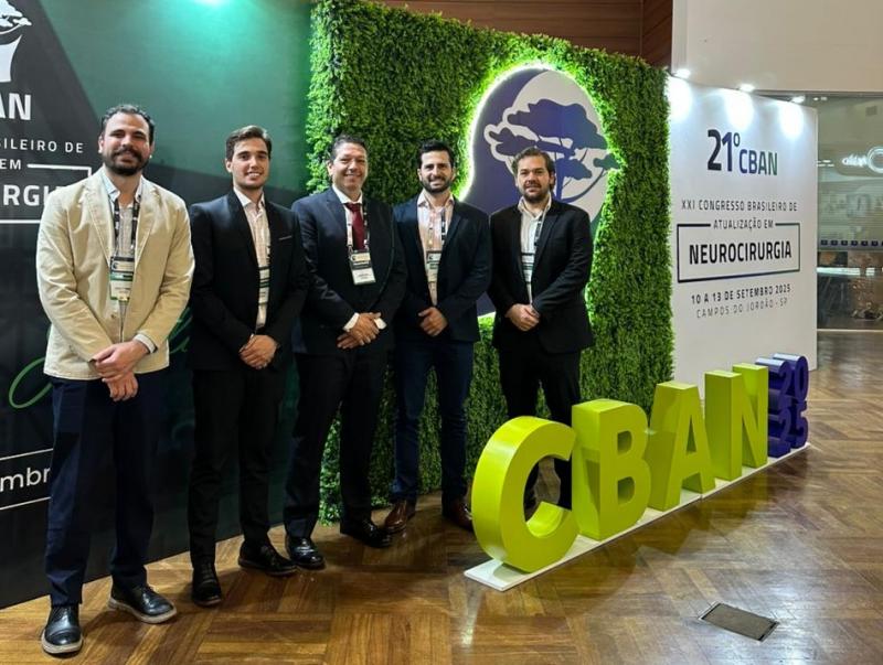 Dr. Rodrigo Ferrari Naufal (centro), entre colegas, no Congresso Brasileiro de Atualização em Neurocirurgia