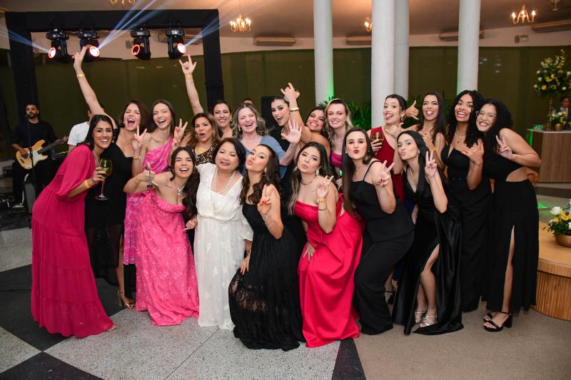 Alunos e professores durante jantar em comemoração aos 40 anos da Nutrição Unoeste