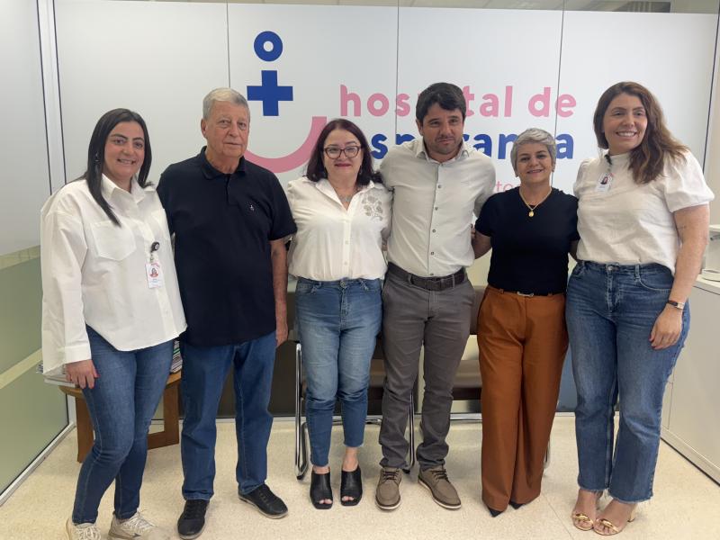 Mania Pires, do departamento de relações institucionais do HE, vice presidente Jorge Guazzi, Simonete Orlandini, Rogério Toso e Gislaine Vasconcelos, e superintendente do hospital, Marilza Fortunato