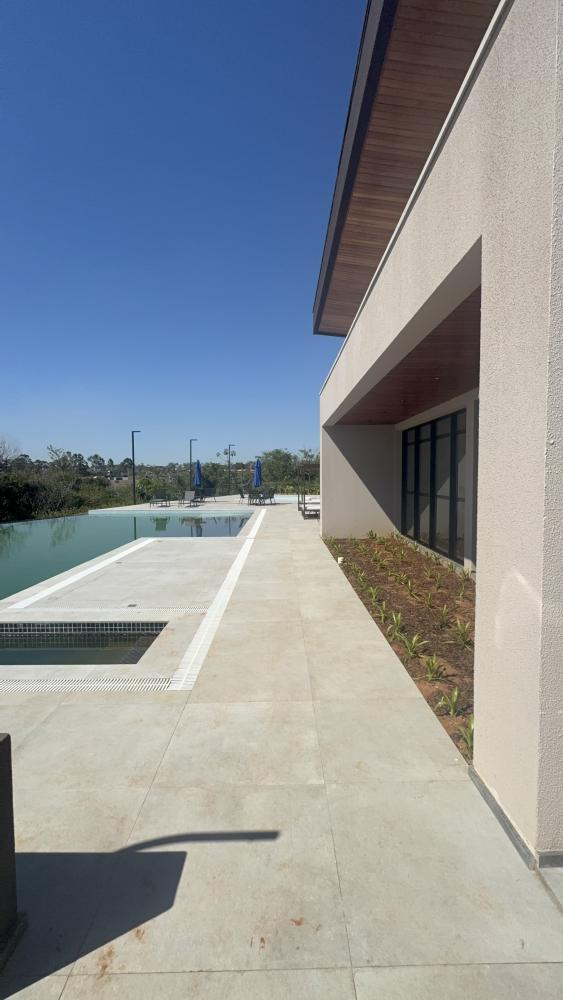 Local dispõe de piscina com borda infinita, defronte à academia