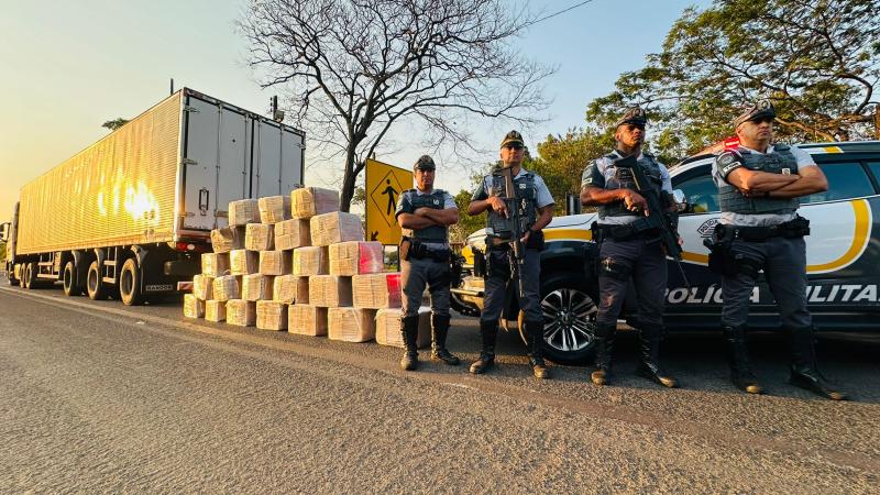 Ao todo, 25 caixas de papelão com os tijolos de entorpecente foram apreendidas