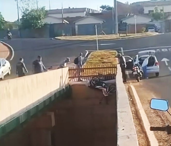 Homem teria caído sobre plataforma ao desviar de um carro, momento em que moto ficou pendurada