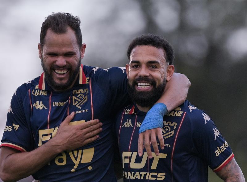 Alan James e Jonatha Carlos, autores de dois gols contra a Francana