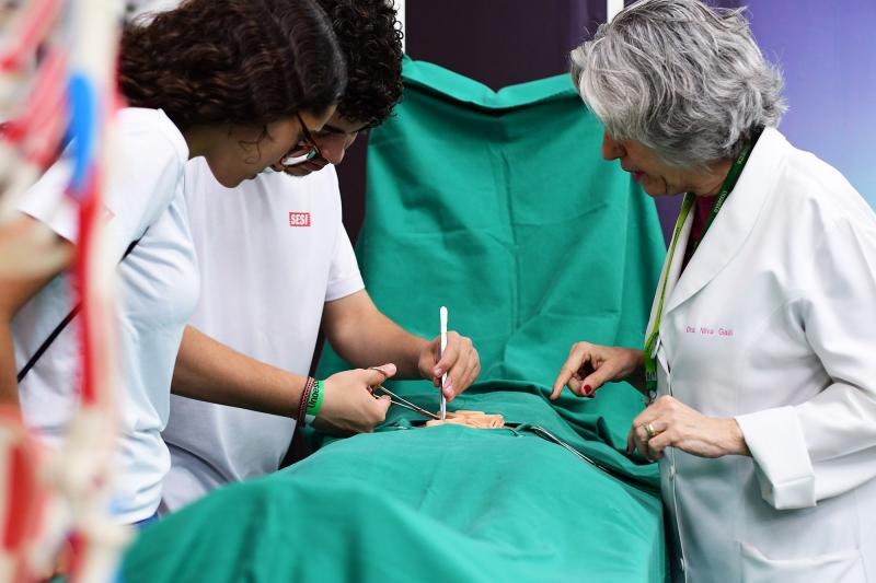 Iniciativa oferece oficinas práticas para estudantes que ainda vão ingressar no ensino superior