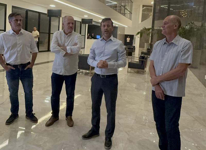 O artista, Alberto Deodato; Nuno Ramos, da Constrix; Dr. Felipe de Paula; e o prefeito, Milton Mello