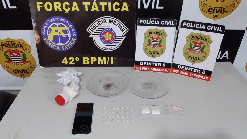 Autuados foram flagrados com porções de crack, cocaína e outros objetos