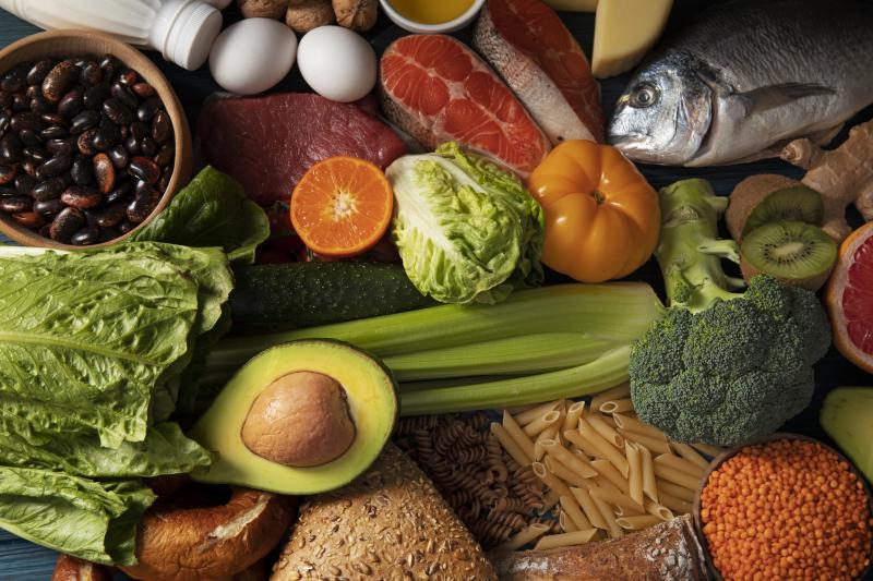 Dieta deve ser rica em alimentos integrais, densos em nutrientes e que apoiem equilíbrio hormonal e saúde em geral