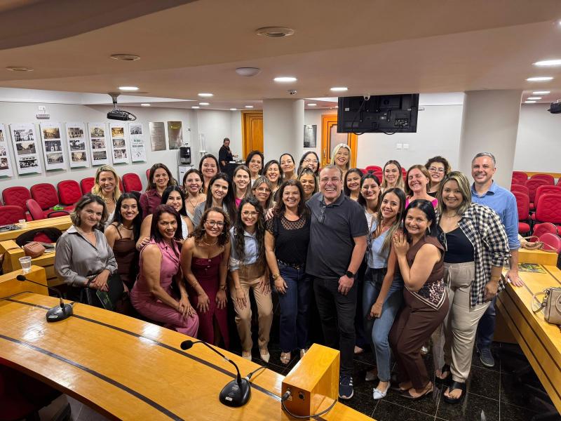 Integrantes do Grupo Tops da Dê e o palestrante Marcelo Alencar, no auditório da Acipp 