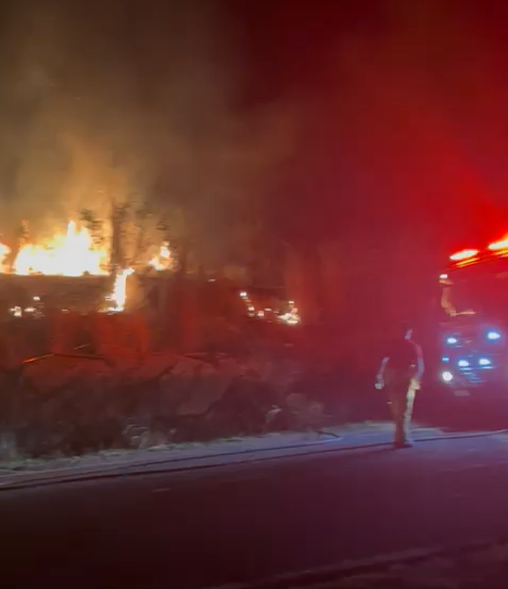 Caso contou com atuação do Corpo de Bombeiros no combate às chamas provocadas pelo envolvido