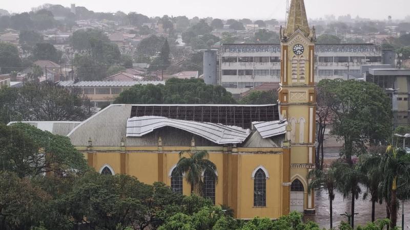 Em Rancharia, vendaval danificou estabelecimentos comerciais e telhado da Igreja Matriz