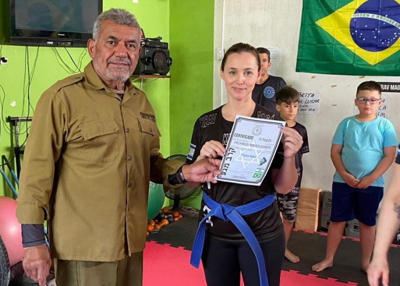 Mestre Genaldo entregou o certificado da faixa azul para Evelin Maciel Marasca Levorato