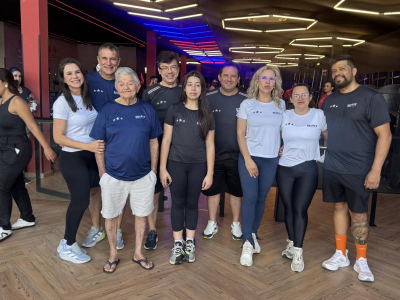 Os irmãos, Daniele, Débora, Marcelo e Fernando, com familiares, na inauguração da Sky Fit