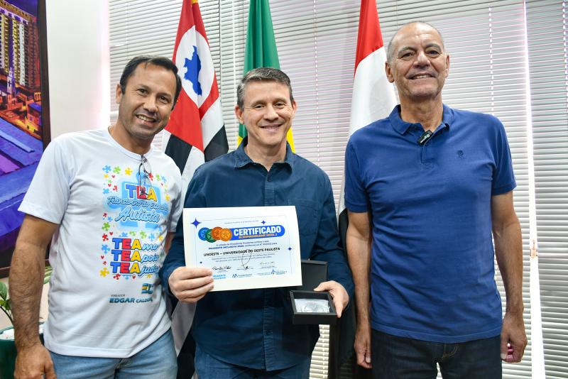 Universidade foi representada pelo pró-reitor Adilson Eduardo Guelfi (no centro)