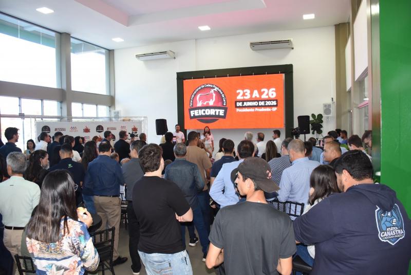 CEO e o diretor-geral da Verum, Carla Tuccilio e Ailton Barbosa, anunciaram nova data durante evento