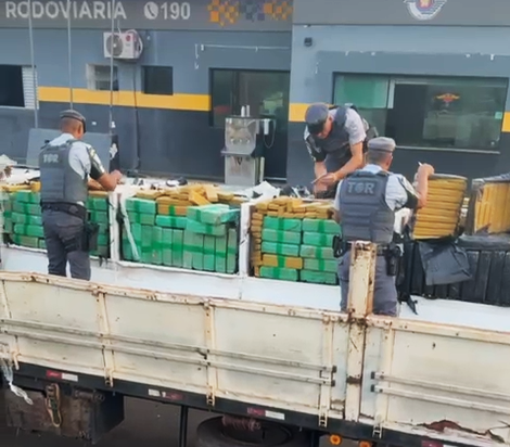 Entorpecente era transportado por caminhão em meio a carga de placas de gesso