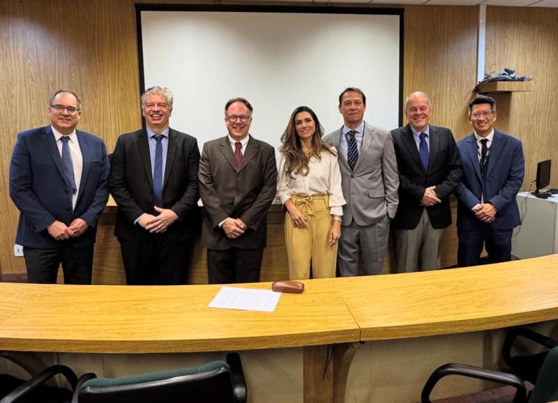 DR. CARLOS FERNANDO HERRERO (TERCEIRO, DA ESQUERDA PARA DIREITA), COM A BANCA EXAMINADORA