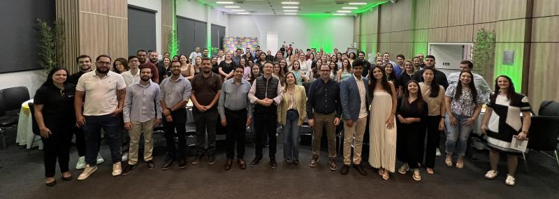 Mais de 120 jovens reunidos no auditório da Sicredi Rio Paraná
